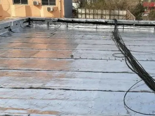 张家口卫生间漏水维修公司分享下张家口屋面楼顶防水刚性防水层施工要点。